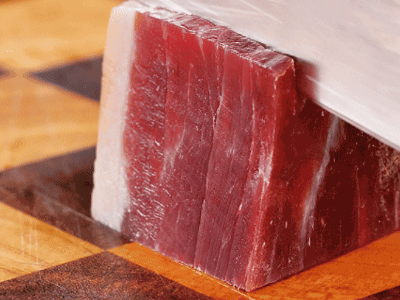 金字火腿去皮切片，溫水浸泡5分鐘