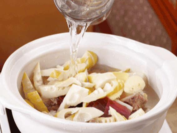 砂鍋中依次放入姜片、雞肉、春筍、火腿，加入足量的水，大火燒開后，轉(zhuǎn)小火燉40分鐘