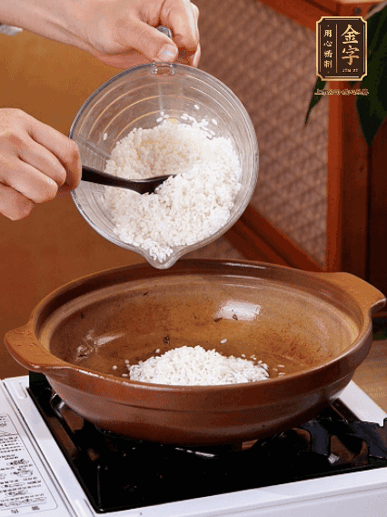 砂鍋中倒入煎羊肚菌的油，涂勻。加入提前浸泡過(guò)1小時(shí)的生米，再加入和生米齊平的水,,蓋蓋子，大火煮沸后轉(zhuǎn)小火煮至水分微干