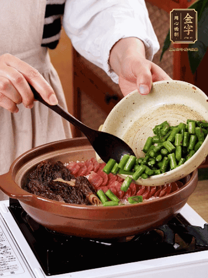 鋪上金字香腸、羊肚菌、蘆筍，蓋蓋子燜7分鐘