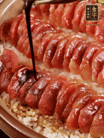 淋上醬汁攪拌均勻
調(diào)一個(gè)醬汁：生抽2匙、老抽半匙、蠔油半匙、白砂糖1/3匙、雞精1/3匙、香油5滴、水1匙