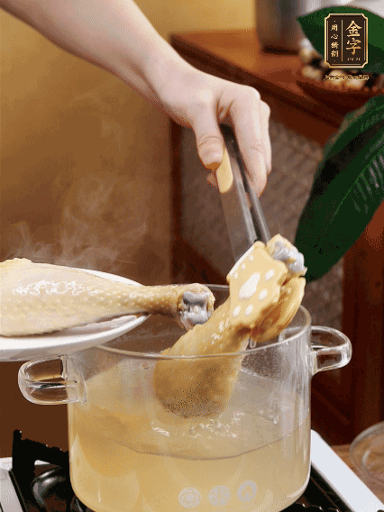 雞腿冷水下鍋，加蔥姜焯水，洗凈備用