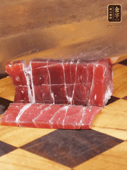 金字飄香火腿塊切片，溫水浸泡5分鐘