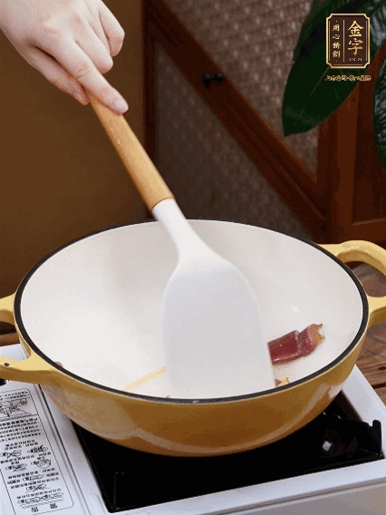 油熱，姜絲、火腿微微煸出香味