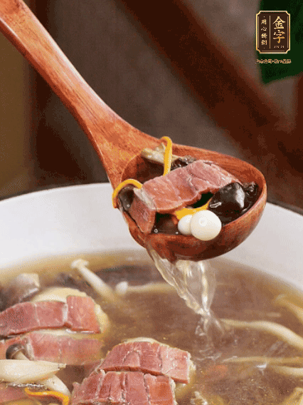 加羊肚菌、雞縱菌、蟲草花、海鮮菇、白玉菇再煮20分鐘