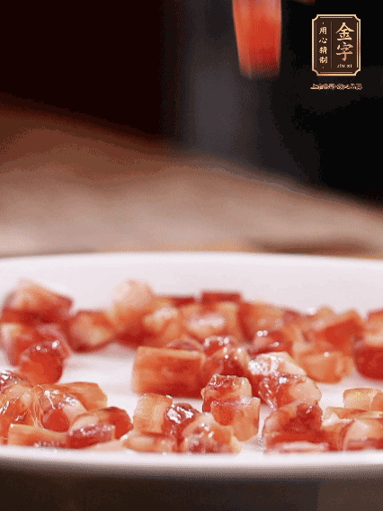 金字迷你小香腸切小段，煎出肉香