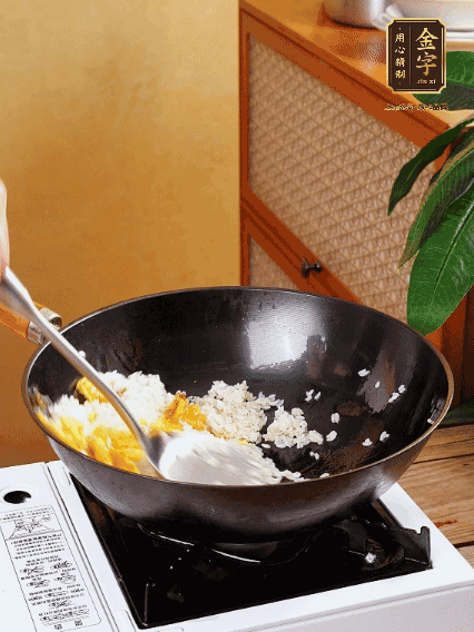 3個(gè)雞蛋攪成蛋液，下鍋煎至5成熟