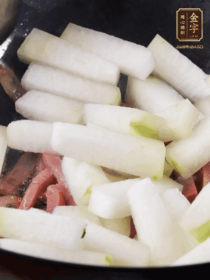 再下冬瓜微微煸炒，加一小碗水，中小火煨5分鐘