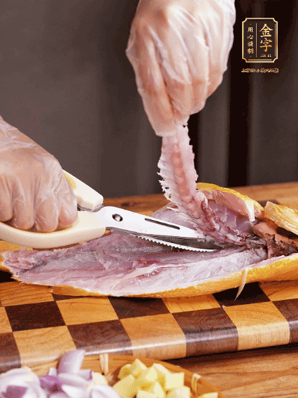 黃魚處理干凈，對半片開去骨，泡入蔥姜水、料酒、鹽調(diào)成的料汁中浸泡15分鐘，擦干水分