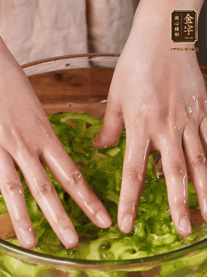 苦瓜去瓤切片，用鹽腌20分鐘，反復洗凈去苦味