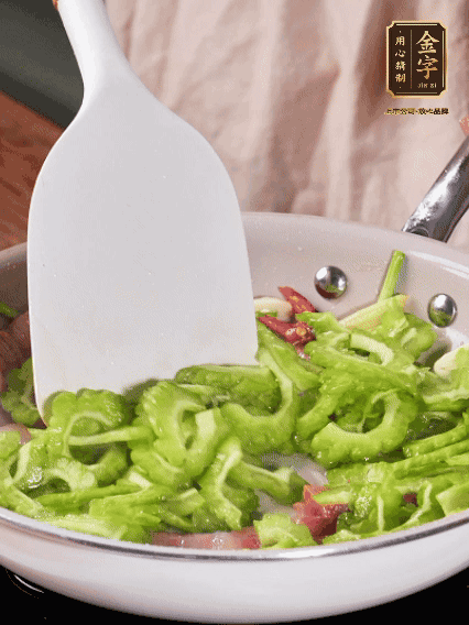 熱油，火腿、蔥姜、干辣椒煸香，再下苦瓜翻炒