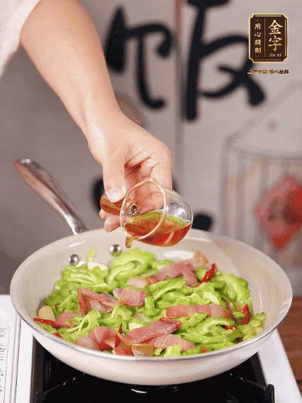 淋一圈料酒，少許糖調(diào)味