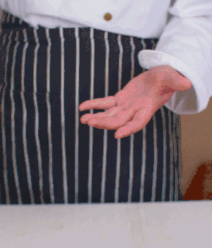 小蔥切碎，淡火腿切碎。