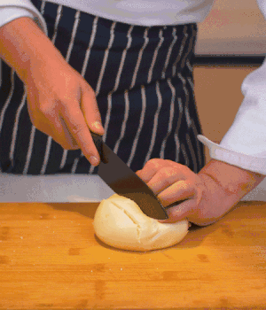 饅頭表面切出1cm左右的網(wǎng)格。