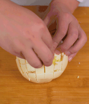 在縫隙里塞適量馬蘇里拉奶酪、再塞入淡火腿碎。