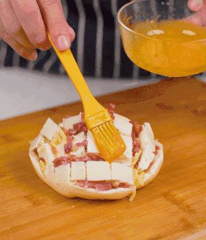 放在烤盤上，表面先刷一層玉米油，再刷一層蛋黃液。