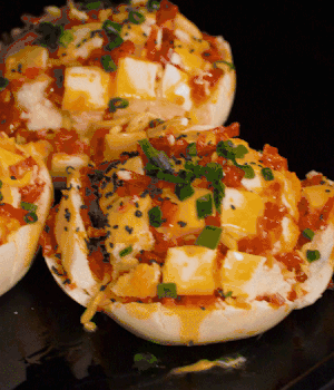 灑適量小蔥和黑芝麻，放入預(yù)熱的烤箱180度15分鐘。