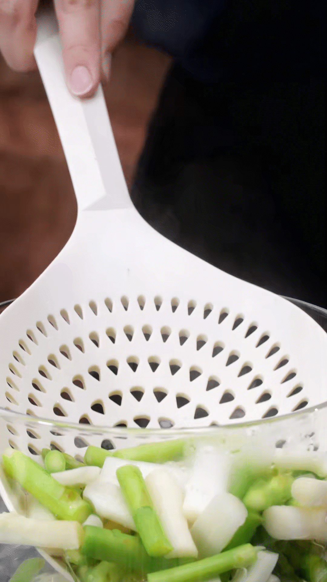 蘆筍切去老根，削皮后切斷焯水
