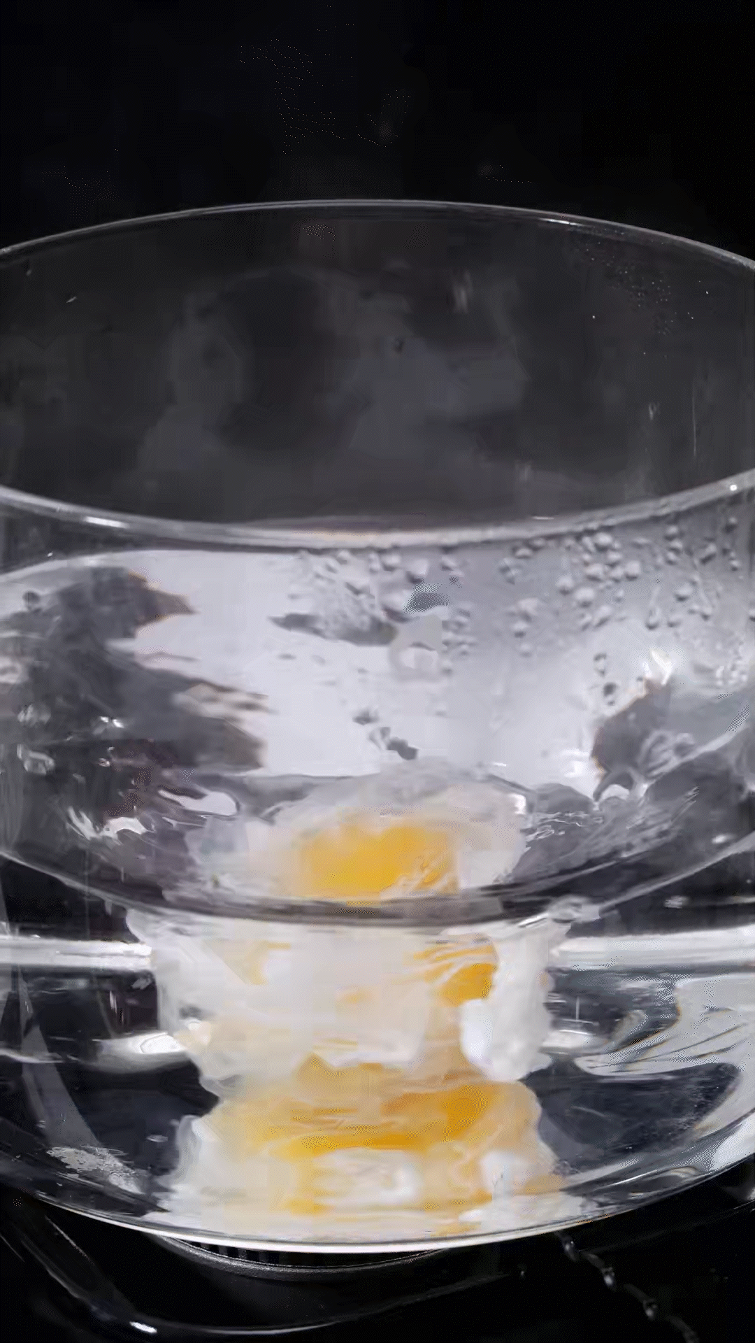 水開加入白醋和雞蛋，做成水波蛋
