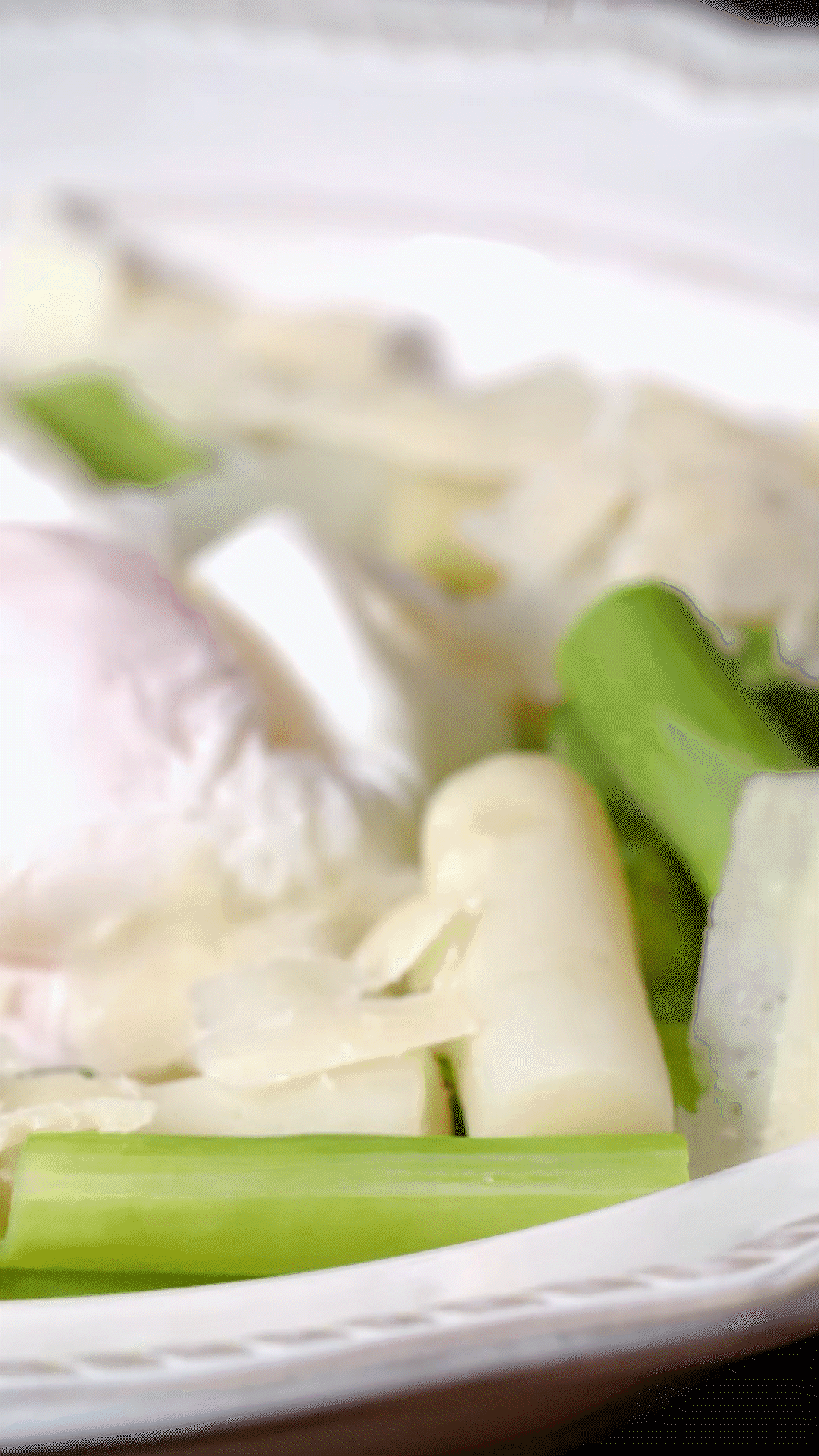 盤中放上蘆筍和雞蛋后，刨上適量干酪
