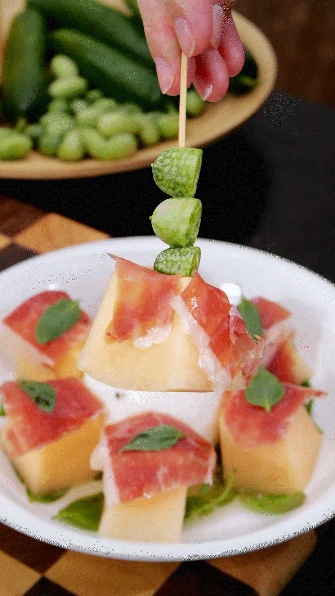 依次放上：布拉塔奶酪球、密瓜和巴瑪火腿