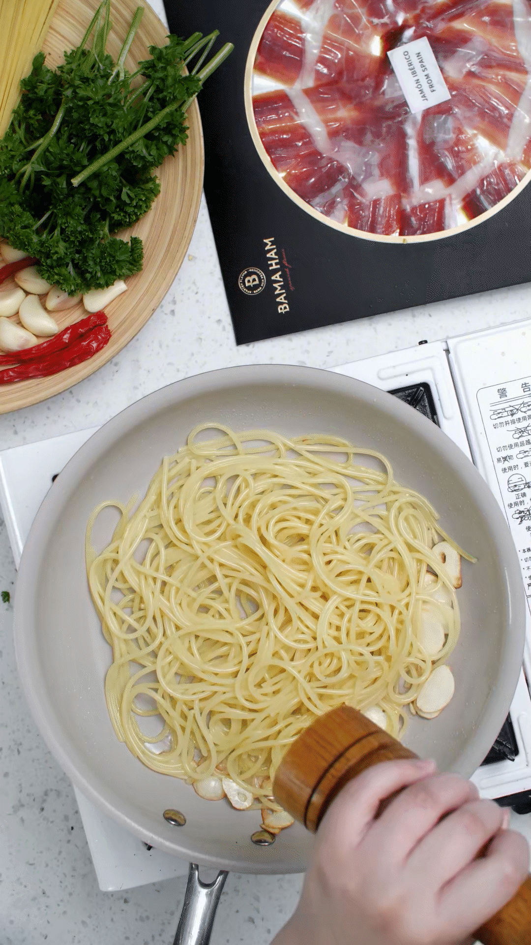 起鍋燒水，水開(kāi)加入1勺橄欖油和1勺鹽，煮開(kāi)后放入意面，水再次煮開(kāi)后轉(zhuǎn)中小火，5號(hào)面約8-10分鐘
