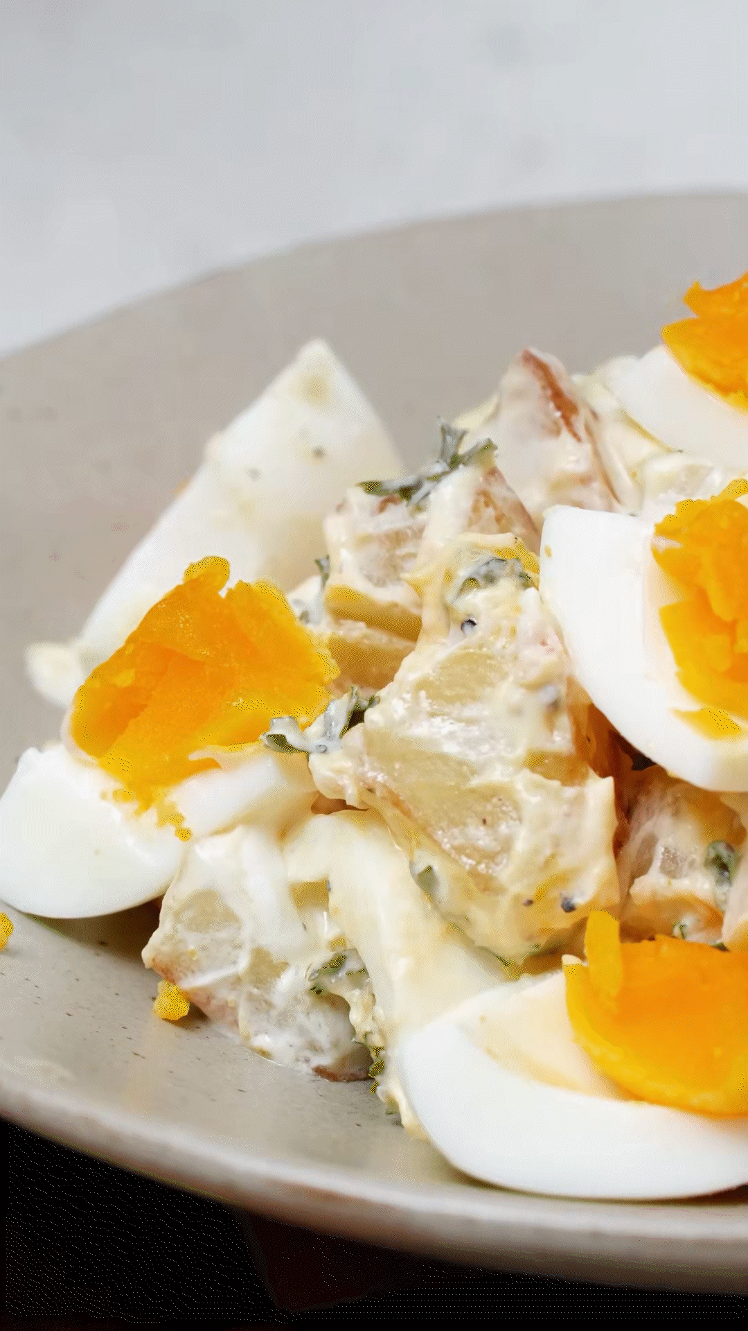 土豆塊和雞蛋加入醬汁，拌勻裝盤