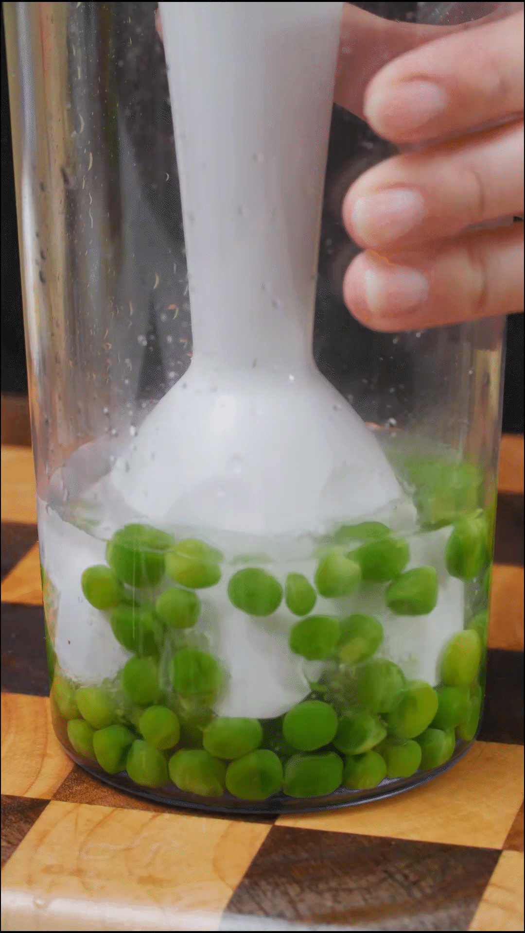 斷生的豌豆加水和大蒜，放入料理機(jī)打成糊狀
