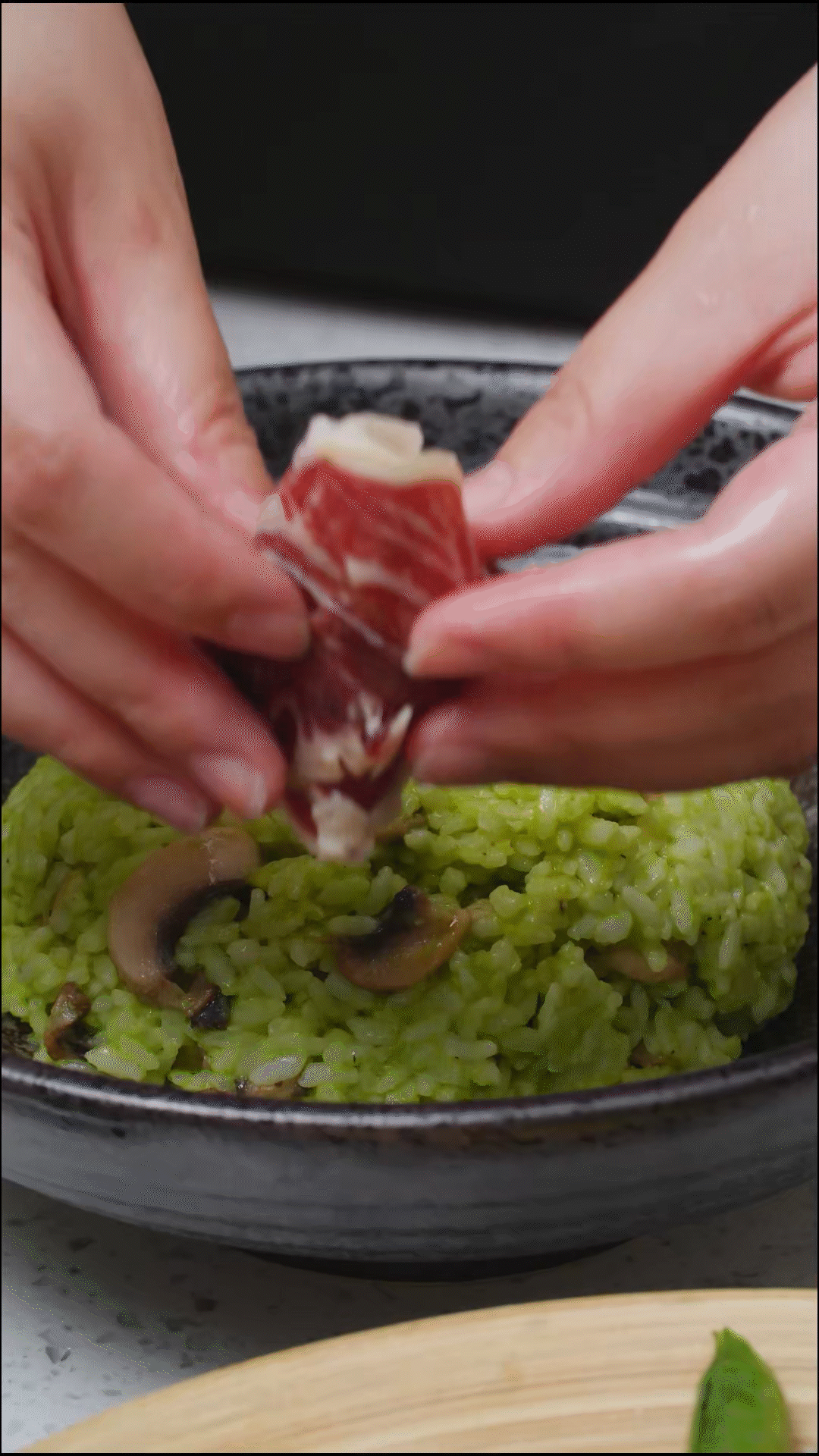 鍋中放入口蘑煎軟后，加一碗煮好的米飯
