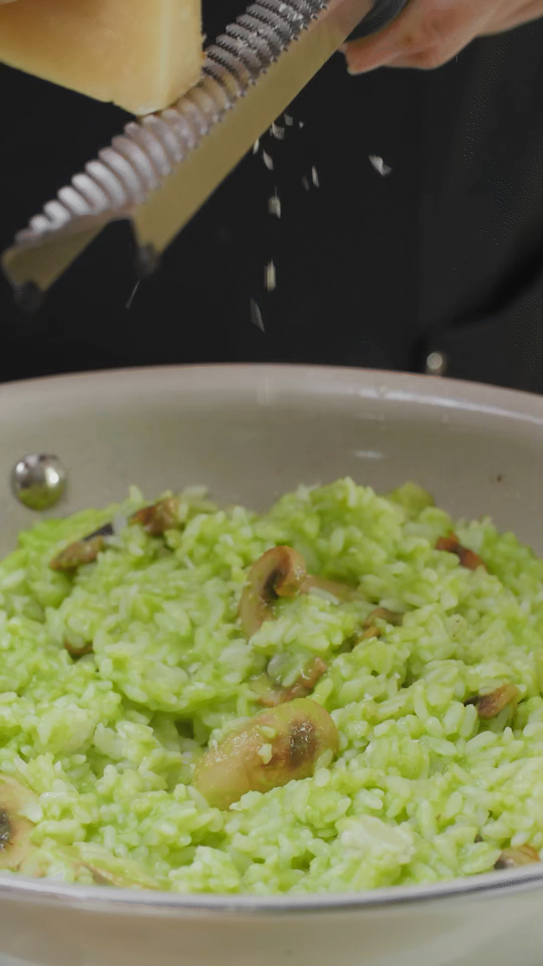 倒入豌豆泥、干酪、一塊黃油和黑胡椒海鹽調(diào)味
