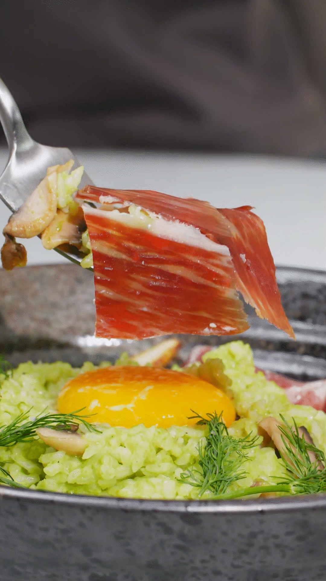 沿著碗邊依次放上：巴瑪火腿、玉米筍、蒔蘿