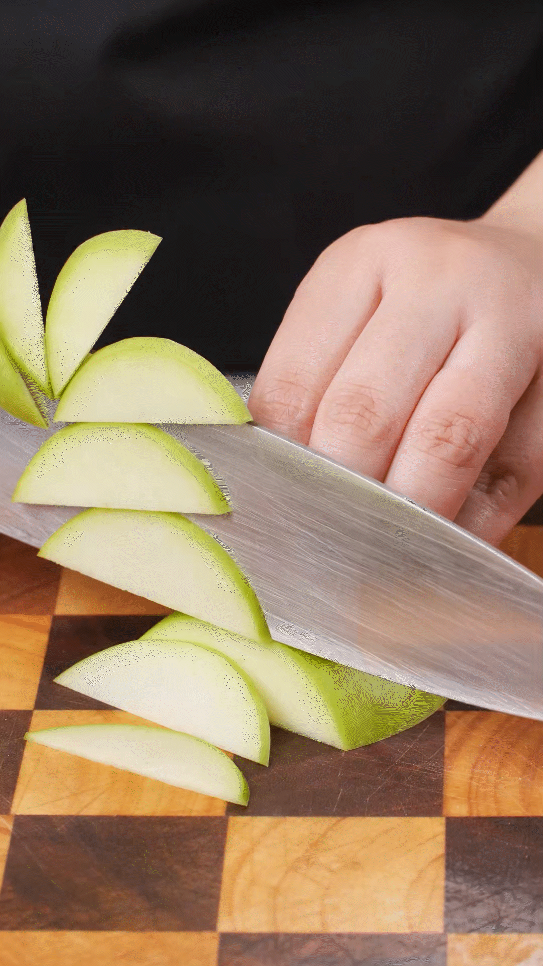 蘋(píng)果、梨子洗凈改刀
