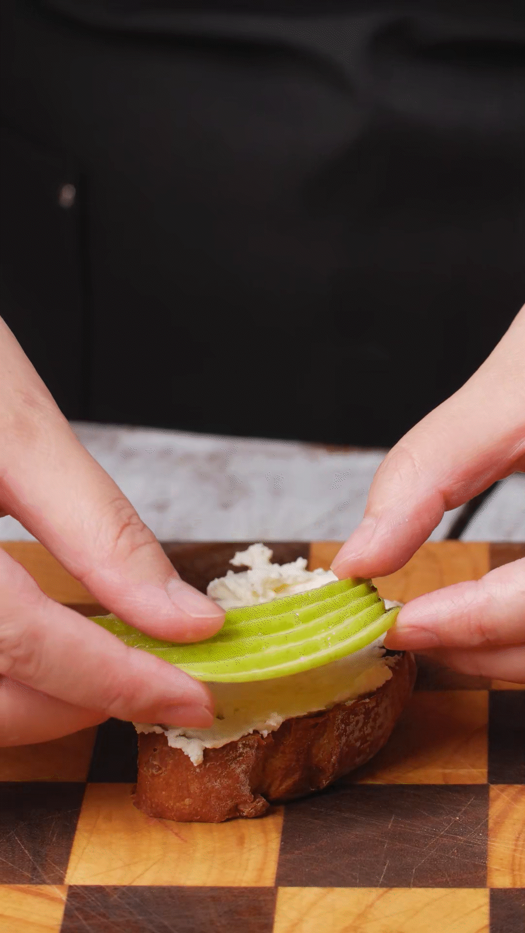 歐包抹上奶酪依次放上：蘋(píng)果、梨、藍(lán)莓
