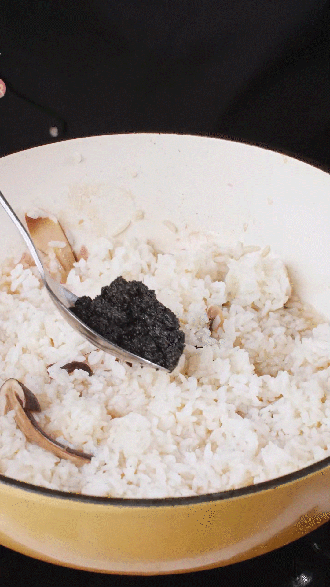 底油放入洋蔥爆香后加入黑皮雞樅菇、口蘑，用白葡萄酒增鮮
