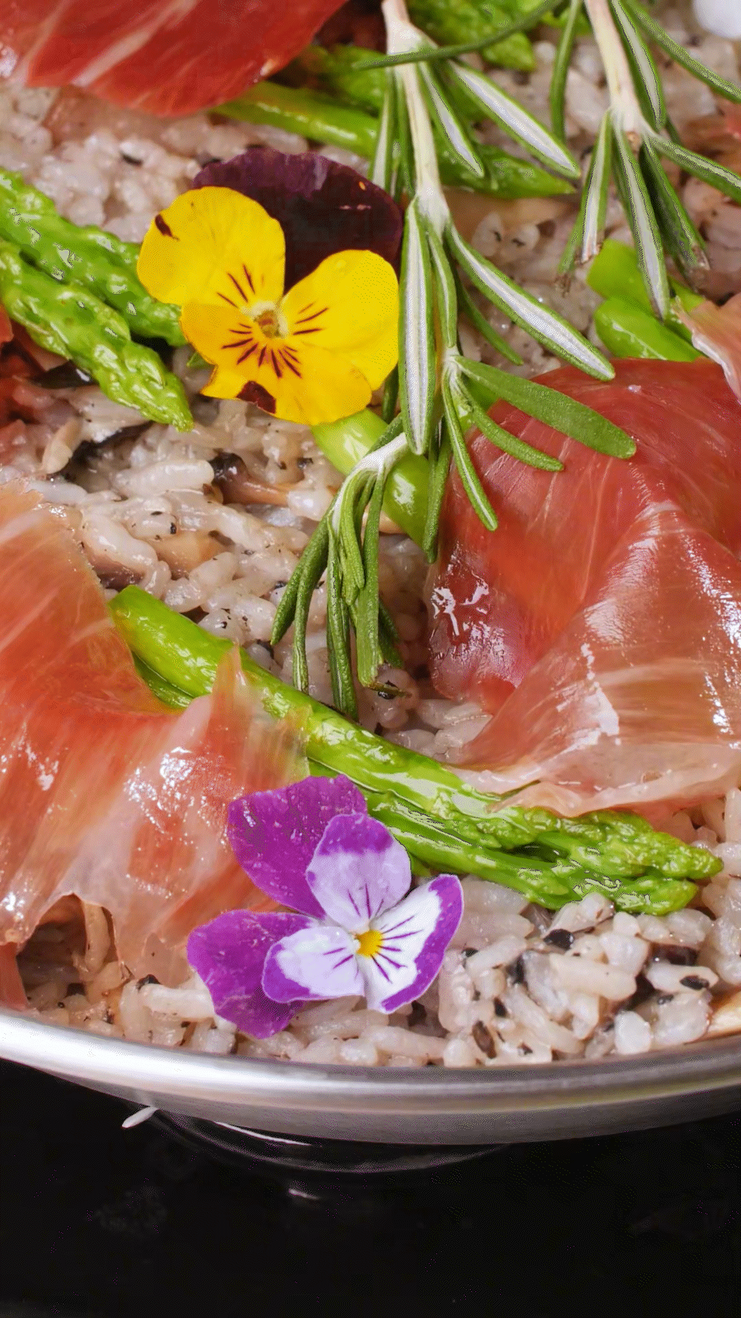 放入預(yù)先煮好的米飯和一碗去油的雞湯，和黑松露醬攪拌均勻
