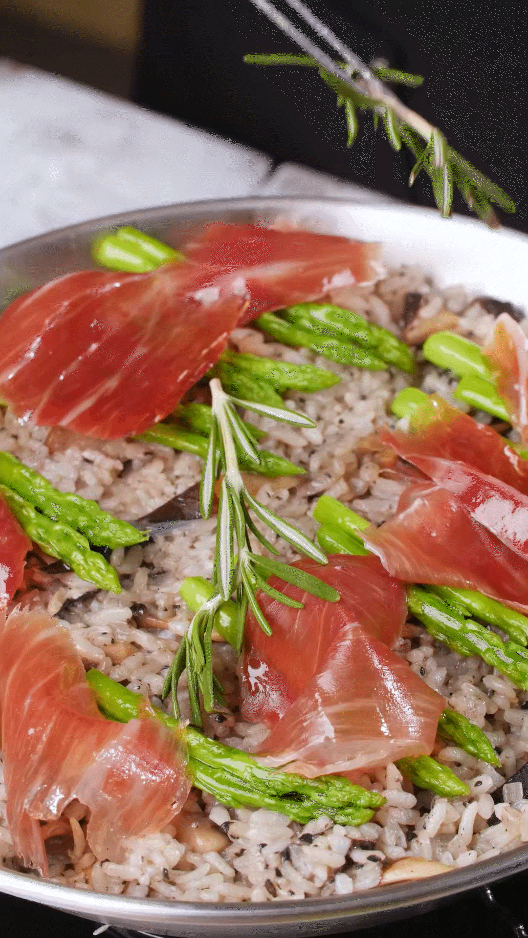 放上巴瑪火腿和蘆筍、點(diǎn)綴迷迭香、三色堇