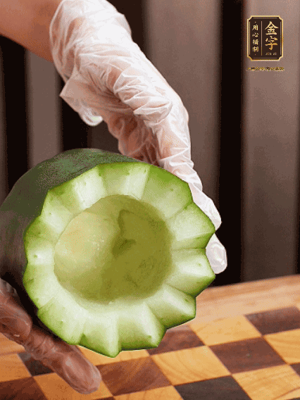 將小冬瓜洗凈，頂端切開去瓜瓤，改刀切口呈鋸齒狀