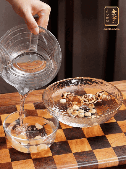 將雞肉、鮑魚、蝦仁焯水，冬菇、蓮子、干貝泡發(fā)