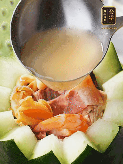 煮好后，盛入冬瓜盅。放入鍋中，可繼續(xù)燉煮，越燉越有味