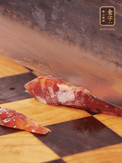 金字金華香腸切片，調(diào)制煲仔飯料汁：生抽2勺+蠔油1勺+1勺芝麻油+半勺糖