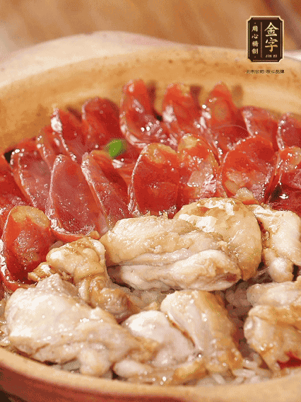 蓋蓋小火燜，沿鍋邊淋一圈油，轉(zhuǎn)動(dòng)砂鍋燜4分鐘