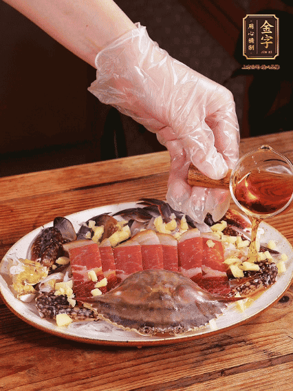 冷水上鍋蒸12分鐘（具體看蟹的大?。?，最后撒上蔥絲、澆上熱油即可