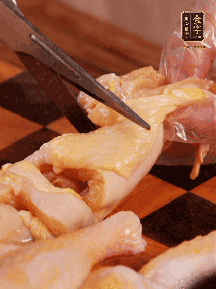 土雞處理干凈，切成大塊，加蔥姜、花雕酒、鹽腌制10分鐘