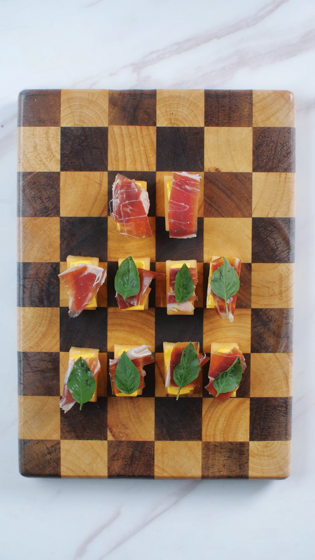 依次放上：奶酪、巴瑪火腿