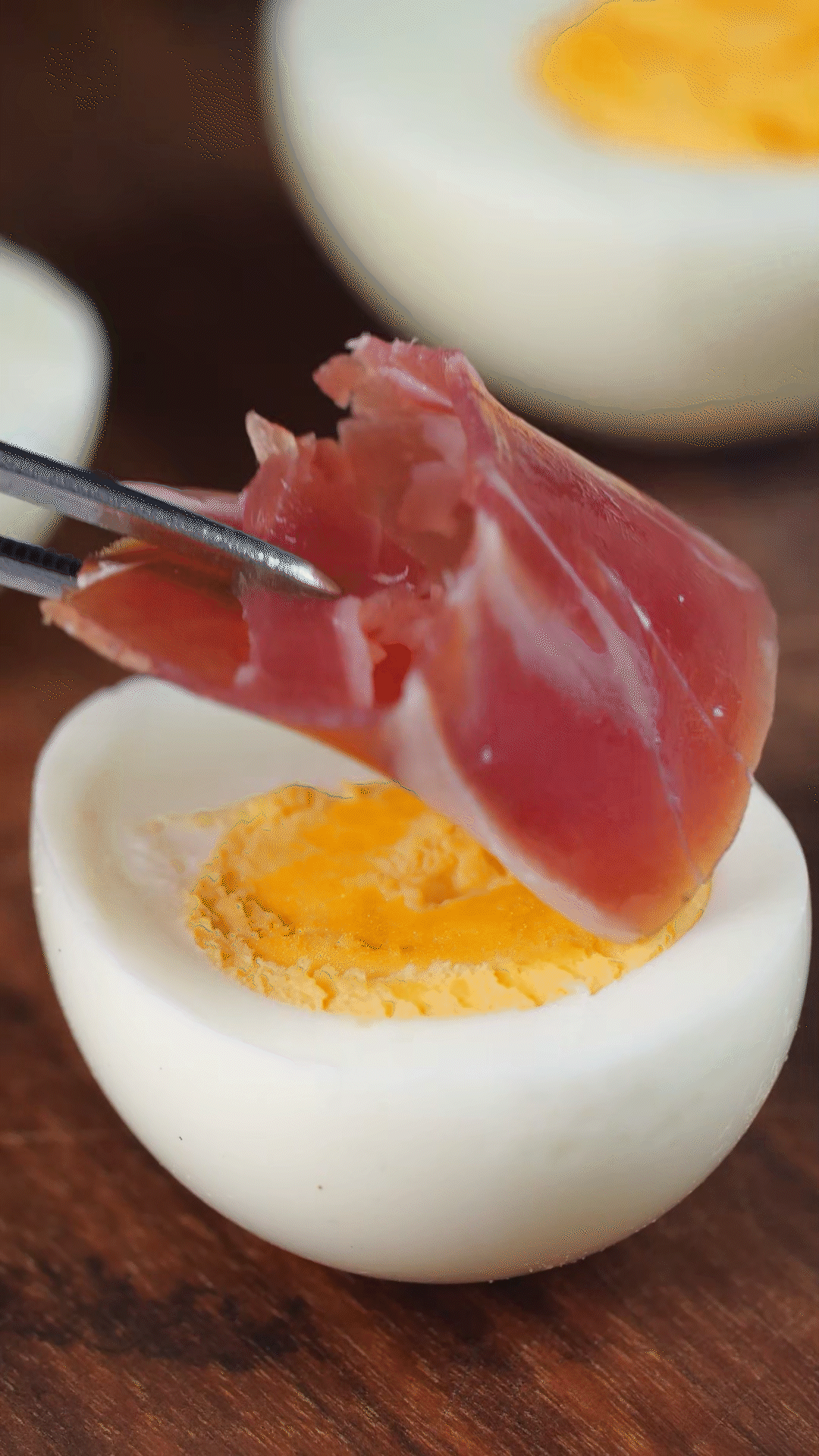 撈出過(guò)冷水，去殼后對(duì)半切開(kāi)