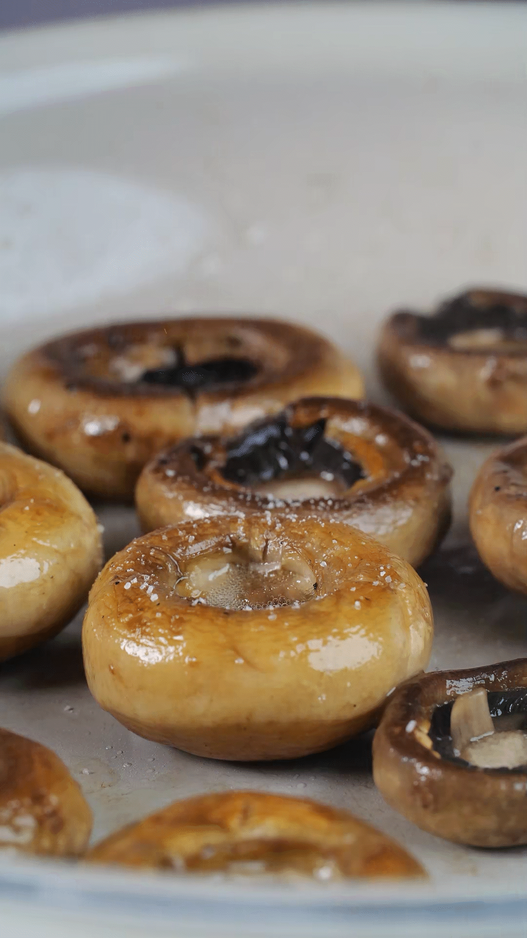 鍋內(nèi)放橄欖油，將口蘑煎至兩面微微焦黃，用黑胡椒海鹽調(diào)味