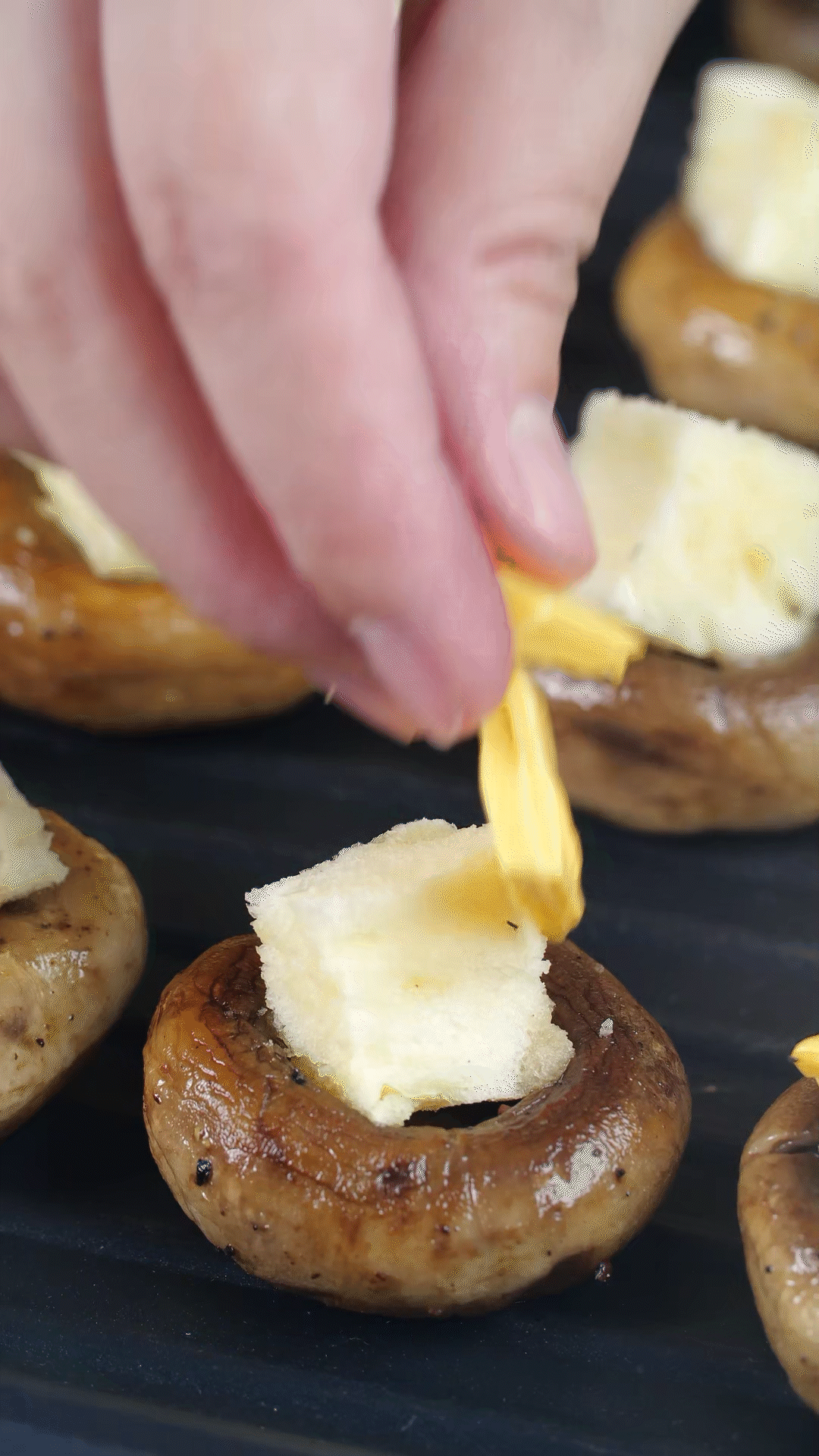 面包切小粒，放入口蘑凹處，蓋上芝士，烤箱180度烤10分鐘