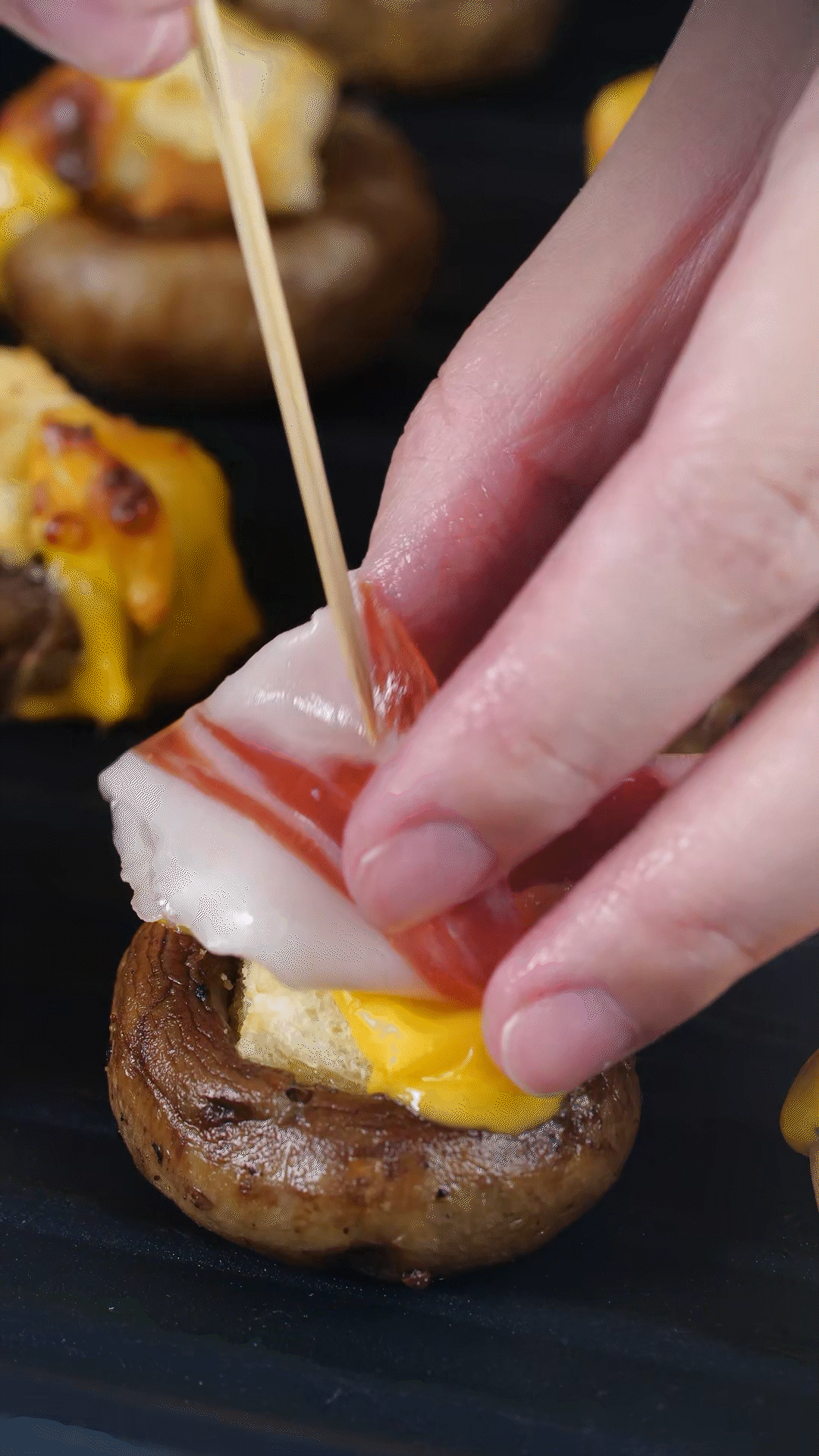 將火腿卷一卷，放在最頂部，插上竹簽