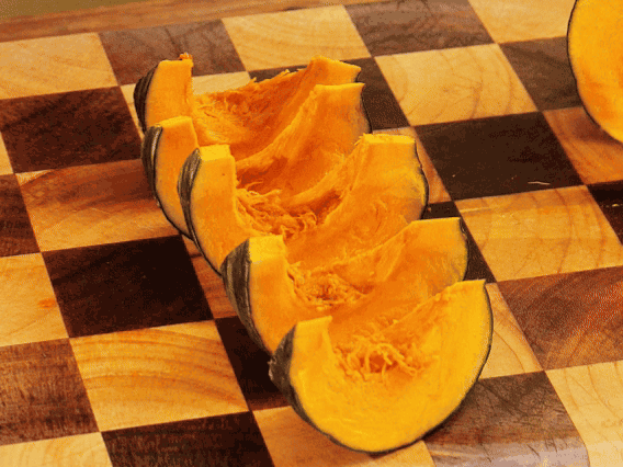 貝貝南瓜去瓤切小塊；干香菇熱水泡發(fā)，切條