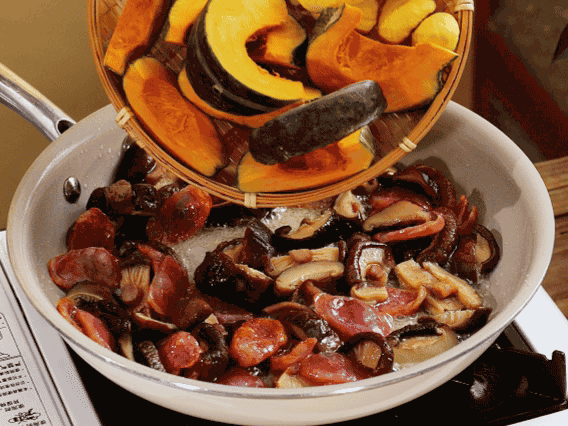 清洗好的大米放入電飯鍋，加裹滿(mǎn)醬汁的食材，再加剛好沒(méi)過(guò)食材的水，攪拌一下